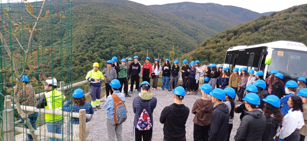 Magnesitas Navarras recibe a alumnos y alumnas del Instituto Plaza de la Cruz de Pamplona